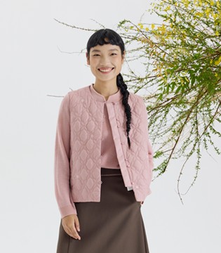 一袭花影满衣，半窗春色入怀