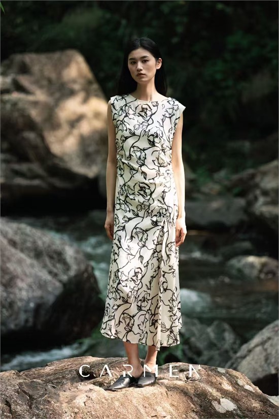 卡蔓女装 素雅 是一种含蓄的美