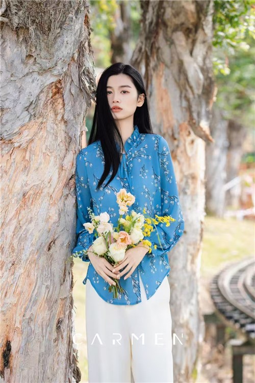 卡蔓女装 素雅 是一种含蓄的美