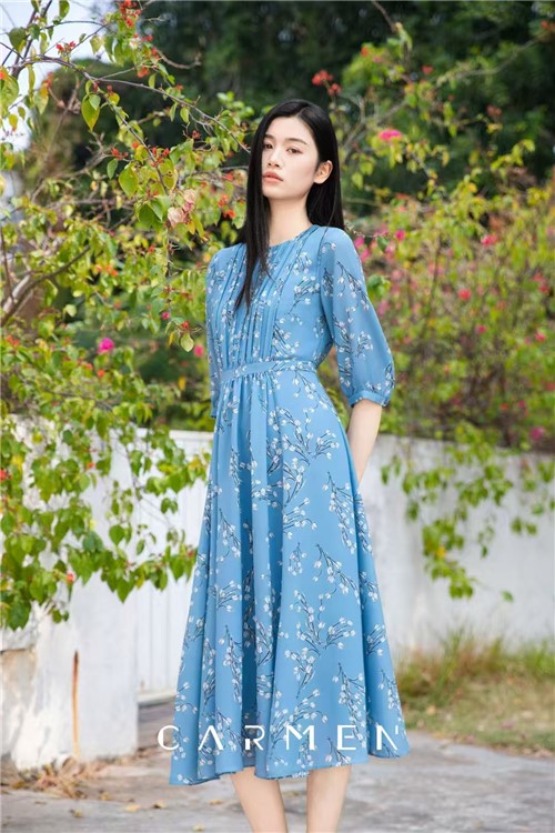 卡蔓女装 素雅 是一种含蓄的美
