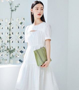 罗曼可,夏日通勤,时尚通勤,通勤服饰,通勤女性,连衣裙