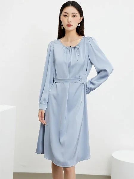 婕依妮2025夏季新品 简约诠释自信的千面姿态