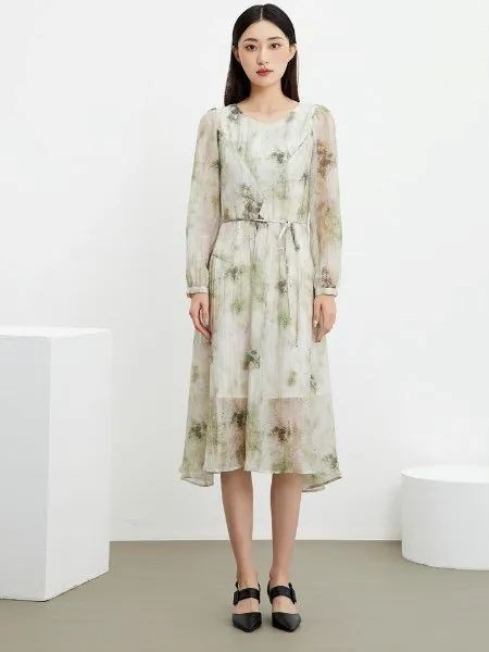 婕依妮2025夏季新品 简约诠释自信的千面姿态