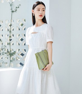罗曼可,夏日通勤,时尚通勤,通勤服饰,通勤女性,连衣裙