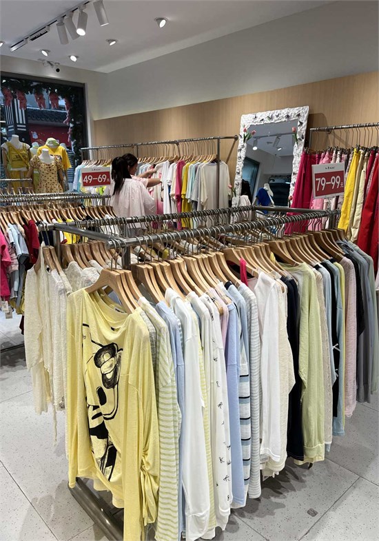 RUKA入卡 快时尚品牌 潮流女装的时尚衣橱