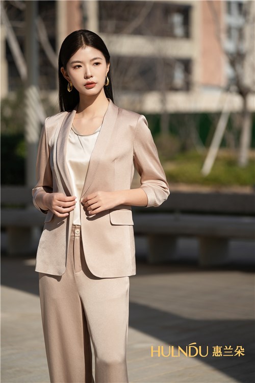 惠兰朵 优雅是都市女性无往不利的通行证