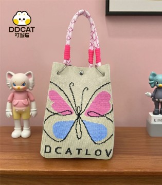 叮当猫水桶包：宝妈出行的治愈系“全能搭档”