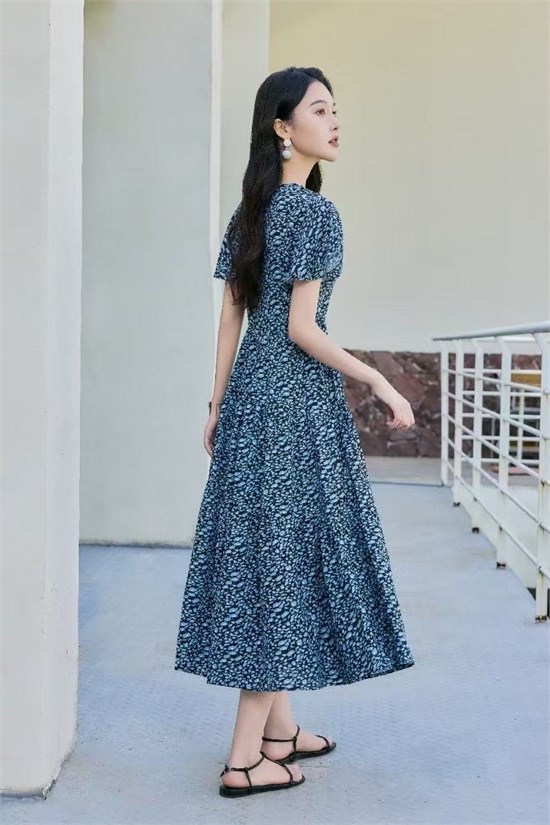 夏末秋初 穿碧上女装时尚长裙 泛起浪漫涟漪