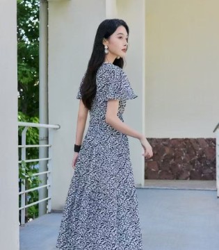 夏末秋初 穿碧上女装时尚长裙 泛起浪漫涟漪