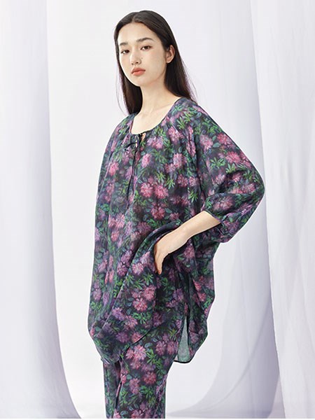 宽画紫色碎花家居服 把时光穿成一首温柔的诗