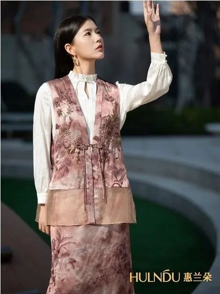 惠兰朵 展现东方美学的高端女装设计师品牌