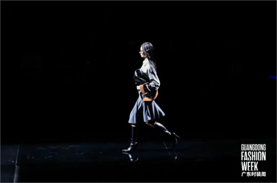 叛逆的优雅：QINGMU 2026春季「雅痞女郎派对」登陆广东时装周
