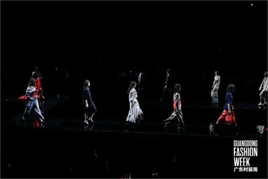 叛逆的优雅：QINGMU 2026春季「雅痞女郎派对」登陆广东时装周