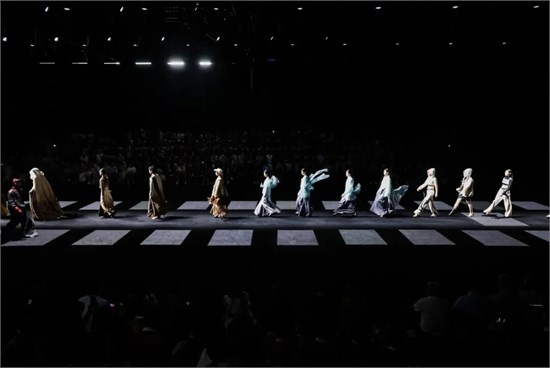 时尚湾区，青春绽放丨2025学生产学融合作品展演暨广州时尚艺术设计职教集团年会圆满举行
