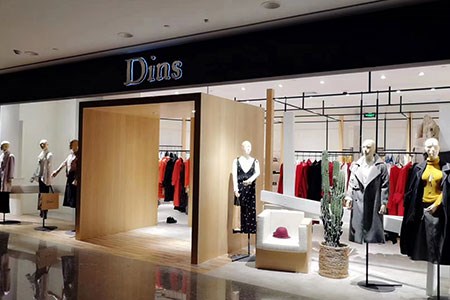 Dins底色：于淡简雅韵间，绘就时尚新章