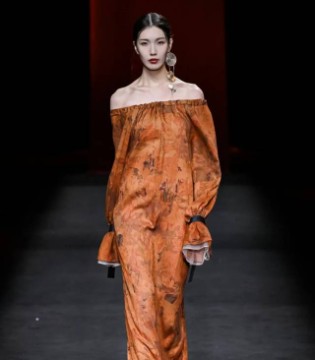 大秀丨序品牌 “一路生花” 香云纱主题大秀惊艳广东时装周