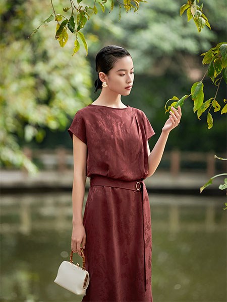 皑如(AIRU)女装：以简驭美，重塑现代都市女性的优雅力量