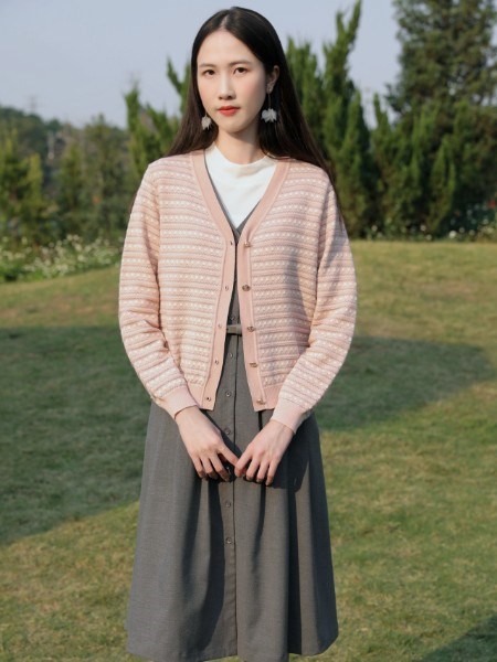 荣子女装：笔绘东方雅韵，布启诗意新章