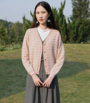 荣子女装：笔绘东方雅韵，布启诗意新章
