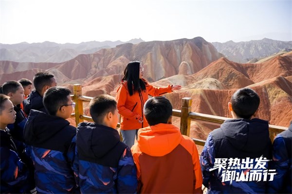 双城“聚热”联动！乔丹儿童携手冬季新品穿越七彩丹霞，开启儿童户外新体验