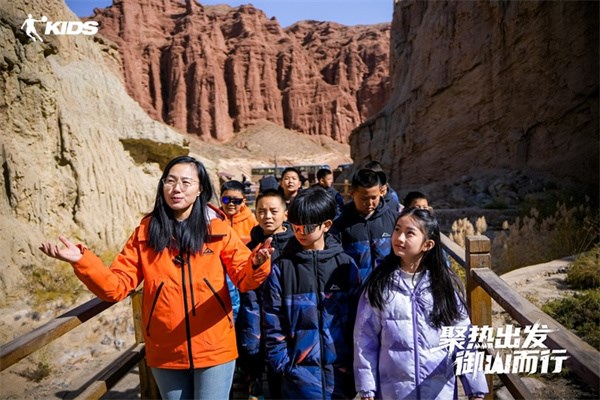 双城“聚热”联动！乔丹儿童携手冬季新品穿越七彩丹霞，开启儿童户外新体验