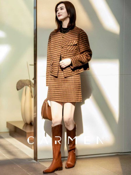 卡蔓（CARMEN）女装品牌2025秋季最新产品套装的华丽登场