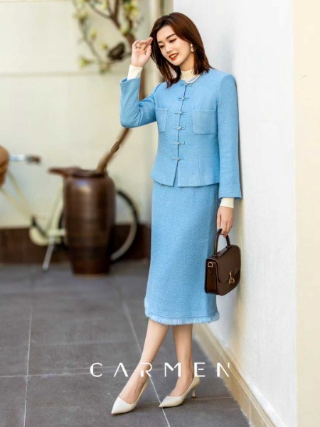 卡蔓（CARMEN）女装品牌2025秋季最新产品套装的华丽登场