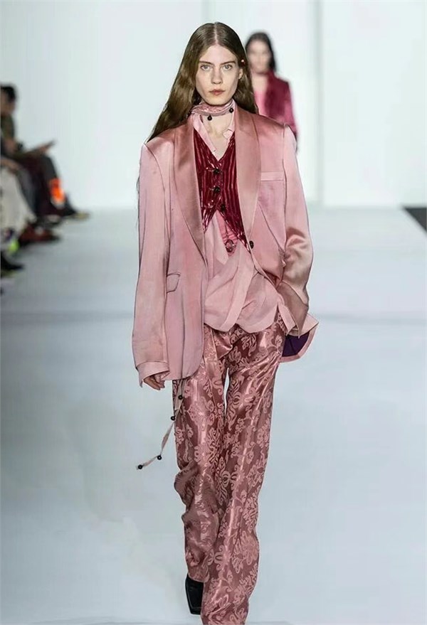 2026春夏流行干枯玫瑰粉:以低饱和温柔,唤醒高级治愈力