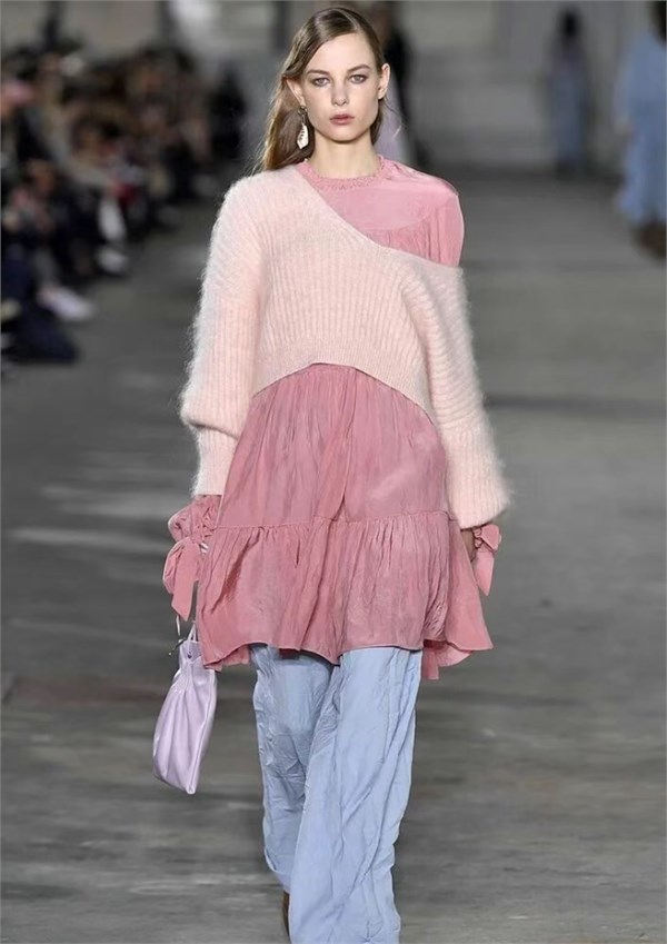 2026春夏流行干枯玫瑰粉:以低饱和温柔,唤醒高级治愈力