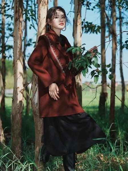 薇薇希2025秋冬新品，让红色明媚在时光长卷中具象