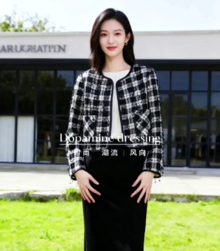婕依妮2025秋冬系列｜黑白格纹小香风，以羽毛轻语，演绎高贵与温暖的双重诗篇