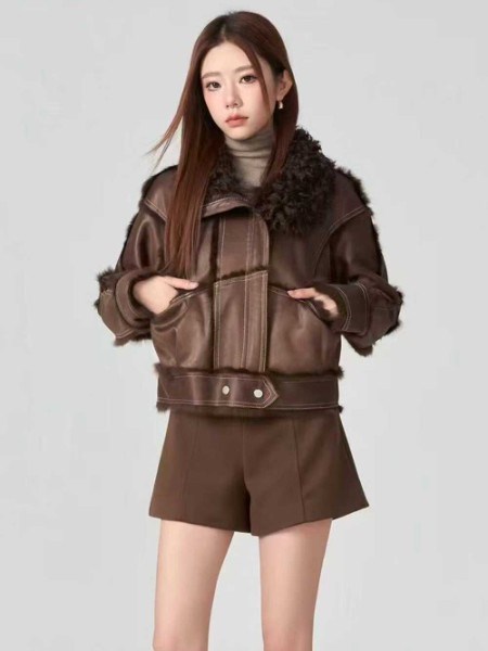 爱依莲2025冬装新品:冬日时尚与温暖