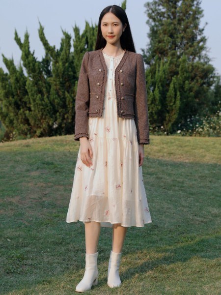 荣子女装:卡其小香邂逅酒红连裙,字母T恤绘就秋日诗章