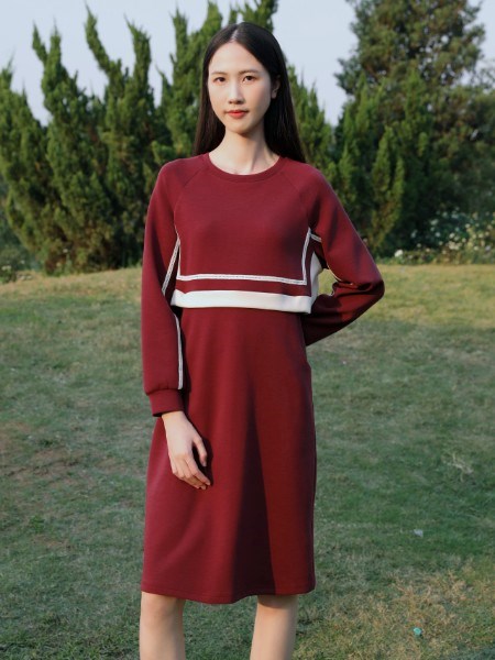 荣子女装:卡其小香邂逅酒红连裙,字母T恤绘就秋日诗章