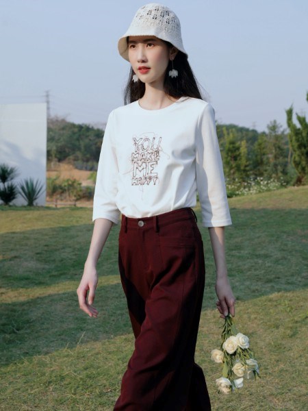 荣子女装:卡其小香邂逅酒红连裙,字母T恤绘就秋日诗章