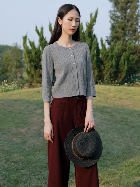 荣子女装:卡其小香邂逅酒红连裙,字母T恤绘就秋日诗章