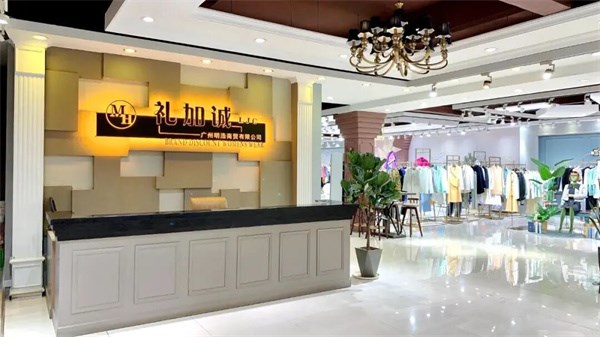 右立方女装:于时尚浪潮中,镌刻都市女性的独特印记