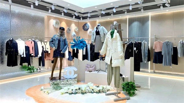 右立方女装:于时尚浪潮中,镌刻都市女性的独特印记