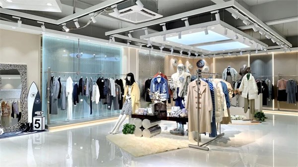 右立方女装:于时尚浪潮中,镌刻都市女性的独特印记