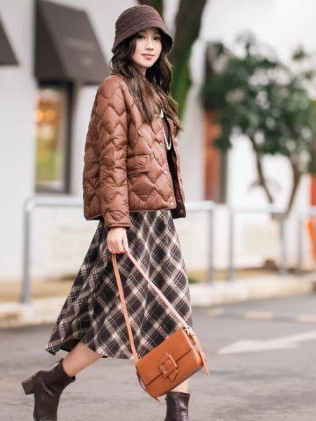 纤牌K&CH 2025秋冬：解构力量与温柔，引领都市摩登新风尚