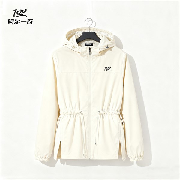 阿尔一百r100女款风衣：开启女性运动时尚新风尚！