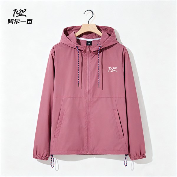 阿尔一百r100女款风衣：开启女性运动时尚新风尚！