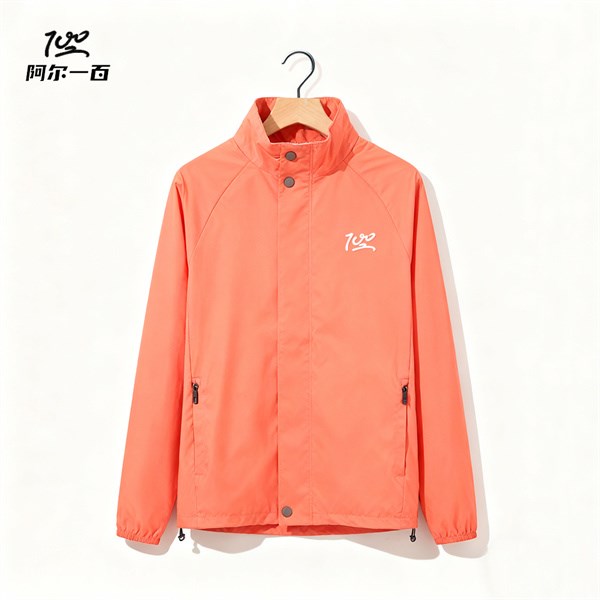 阿尔一百r100女款风衣：开启女性运动时尚新风尚！