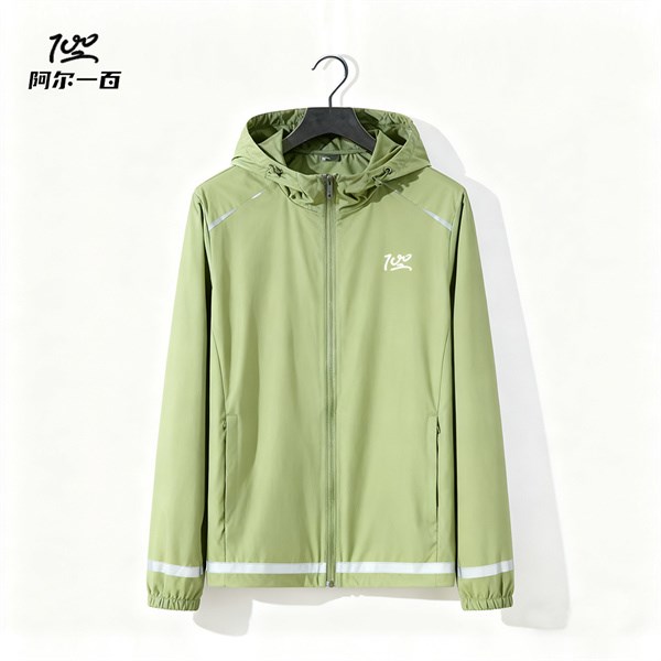 阿尔一百r100女款风衣：开启女性运动时尚新风尚！