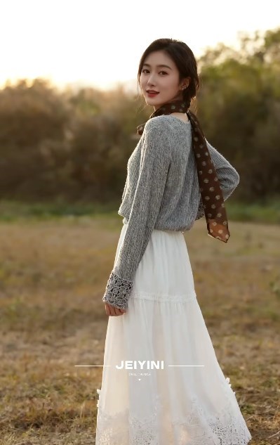 婕依妮2025针织毛衣:织就冬日里的梦幻诗篇