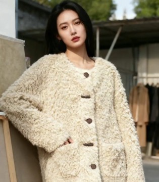 婕依妮2025冬装盛宴：解锁时尚与温暖的双重密码