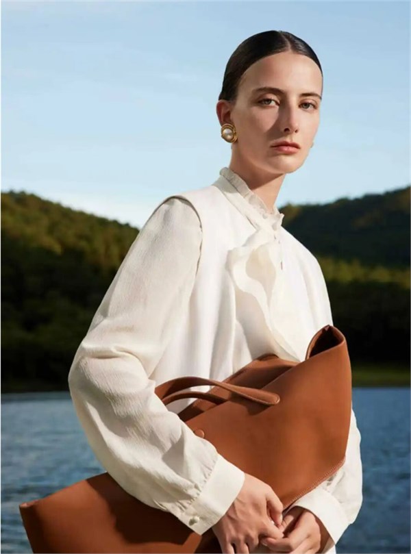 从虎门到国际舞台,看卡蔓如何以“轻经典”俘获中高端女性