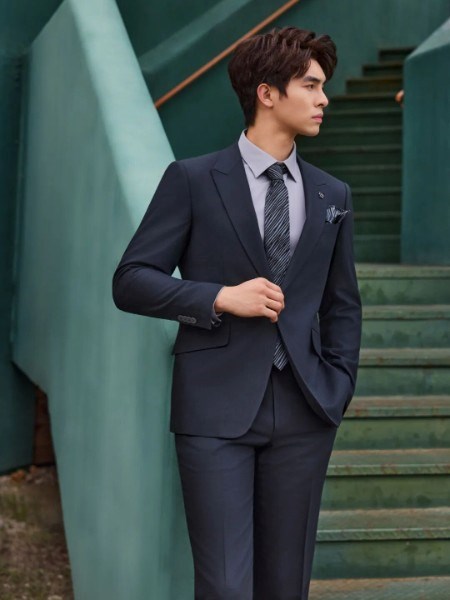 VSARNNI华萨尼：以匠心裁剪时光，为精英男士重塑商务风度的温度与锋芒