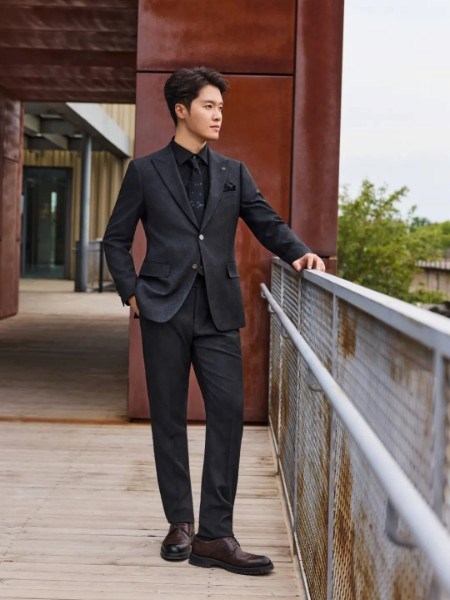 VSARNNI华萨尼：以匠心裁剪时光，为精英男士重塑商务风度的温度与锋芒