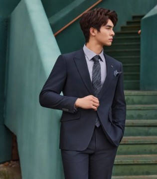 VSARNNI华萨尼：以匠心裁剪时光，为精英男士重塑商务风度的温度与锋芒